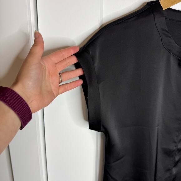 NWT Evereve Malia Satin Knit Back Top Short Sleeve Black Lightweight Size XS - Picture 3 of 6